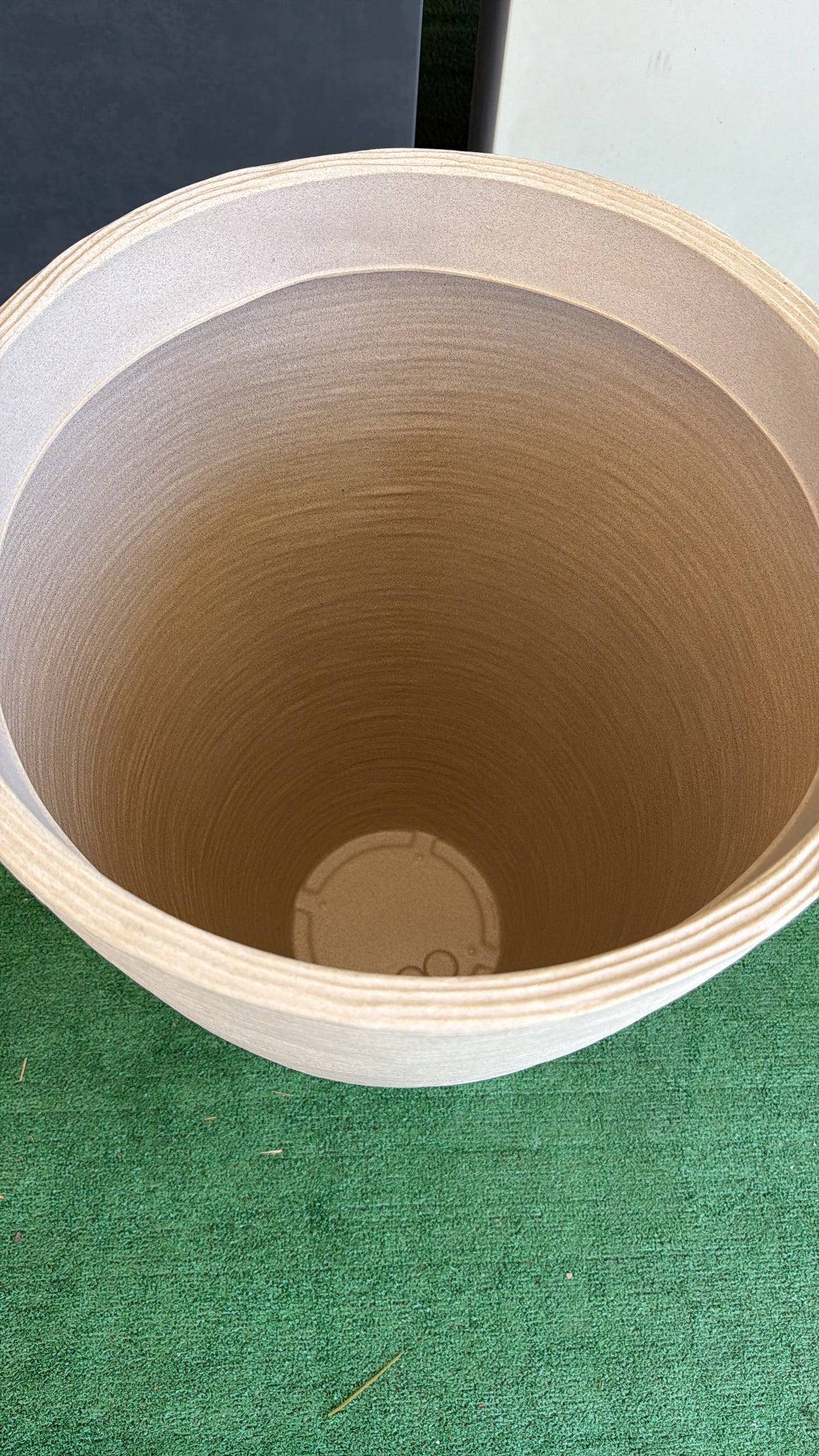 Vaso Rigato Sabbia Ø45xH69 cm – Vaso Alto Moderno in Polietilene