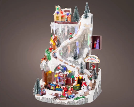 Scena Natalizia Micro LED con Effetto Nevicata – Holiday Adventures 44,5 cm (cod. 487858) – Kaemingk