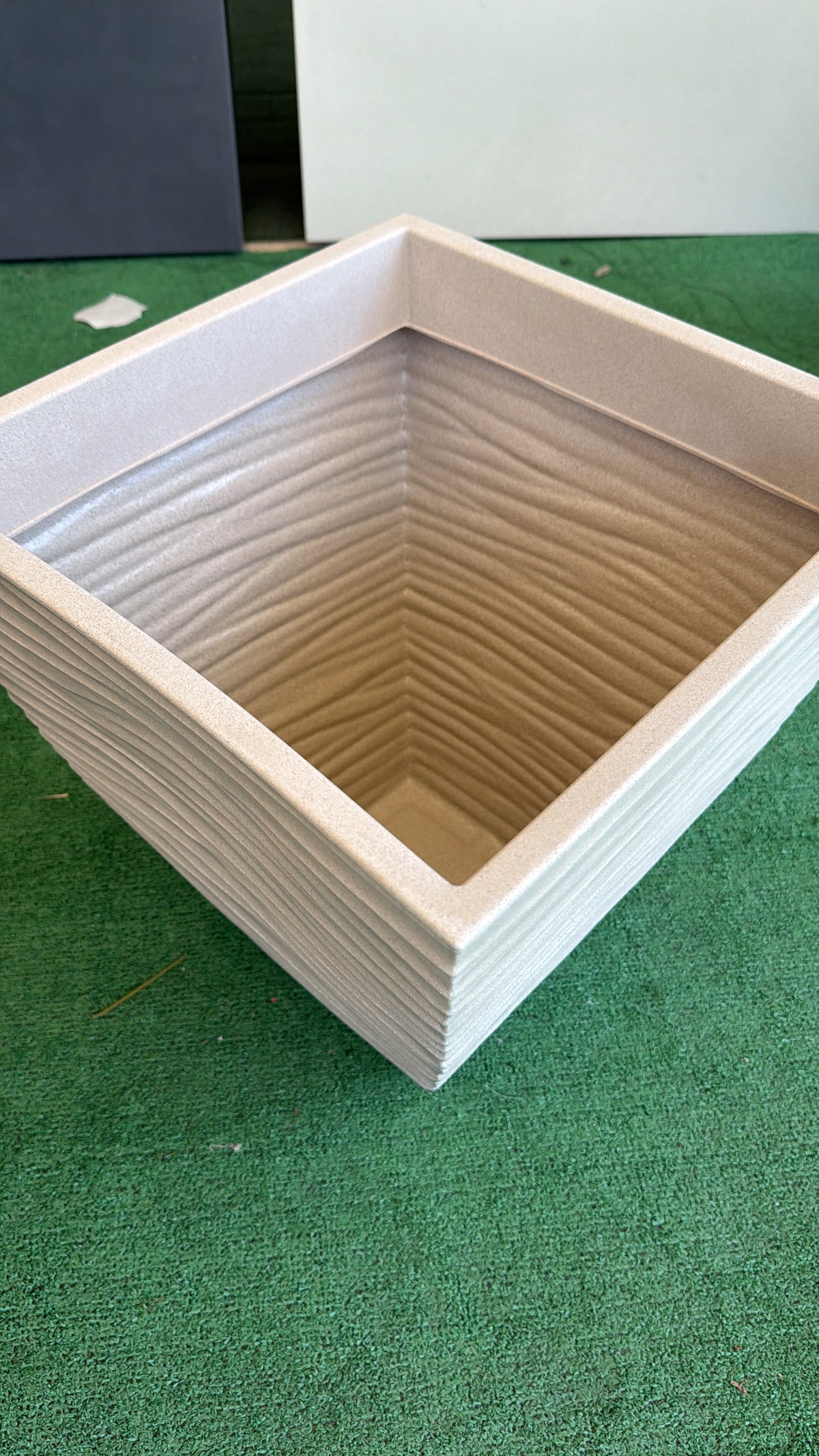 Vaso Quadrato Rigato Sabbia 40x40xH42 cm – Design Moderno