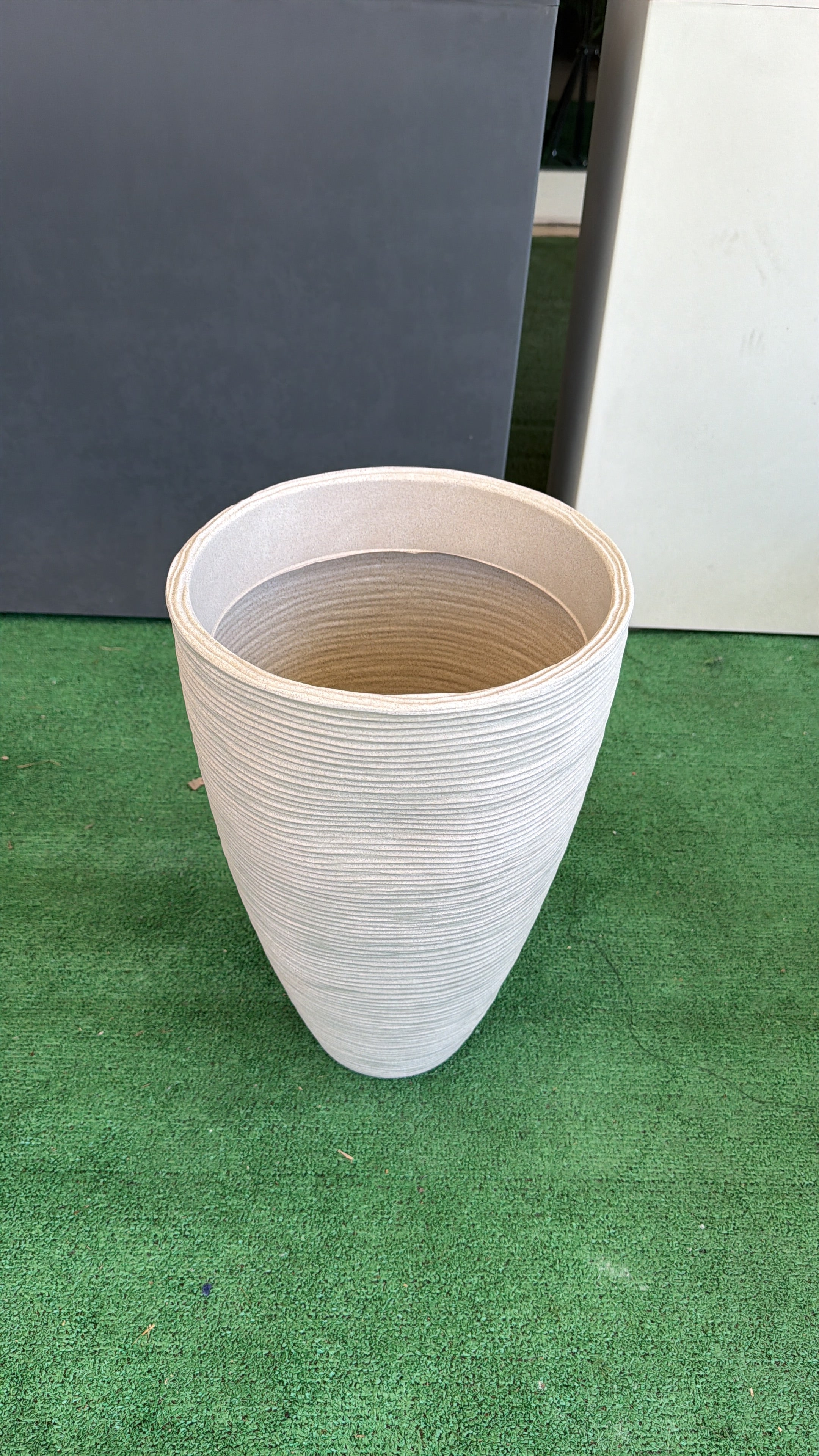 Vaso Rigato Sabbia Ø28xH43 cm – Vaso Alto Moderno in Polietilene