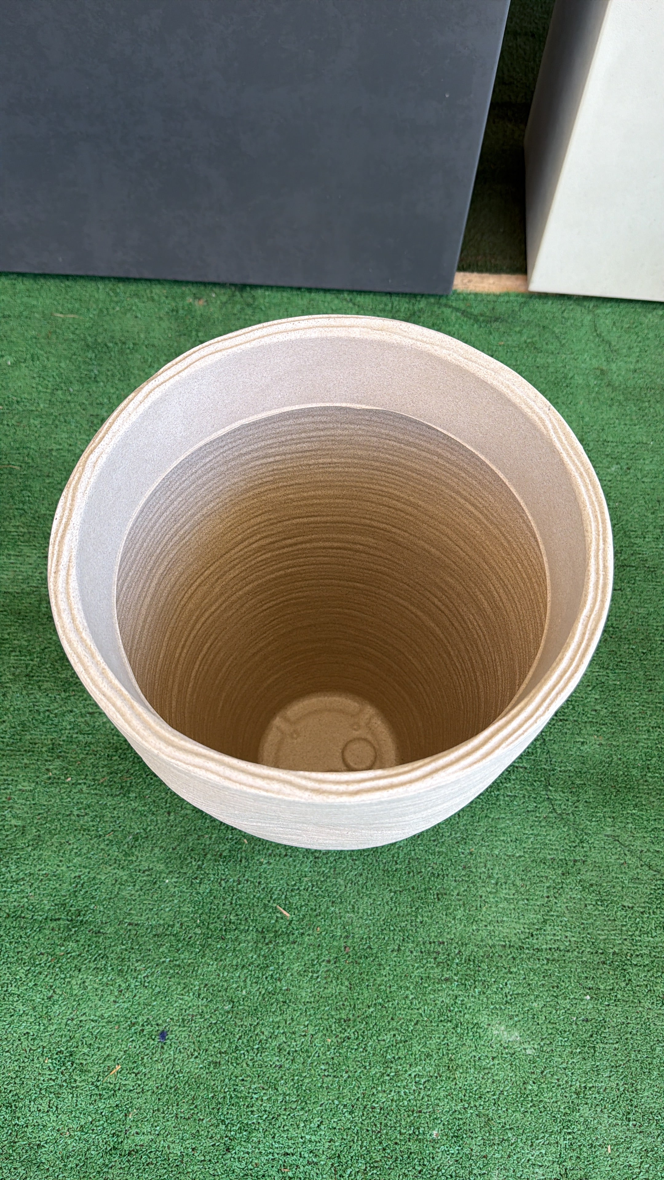 Vaso Rigato Sabbia Ø28xH43 cm – Vaso Alto Moderno in Polietilene