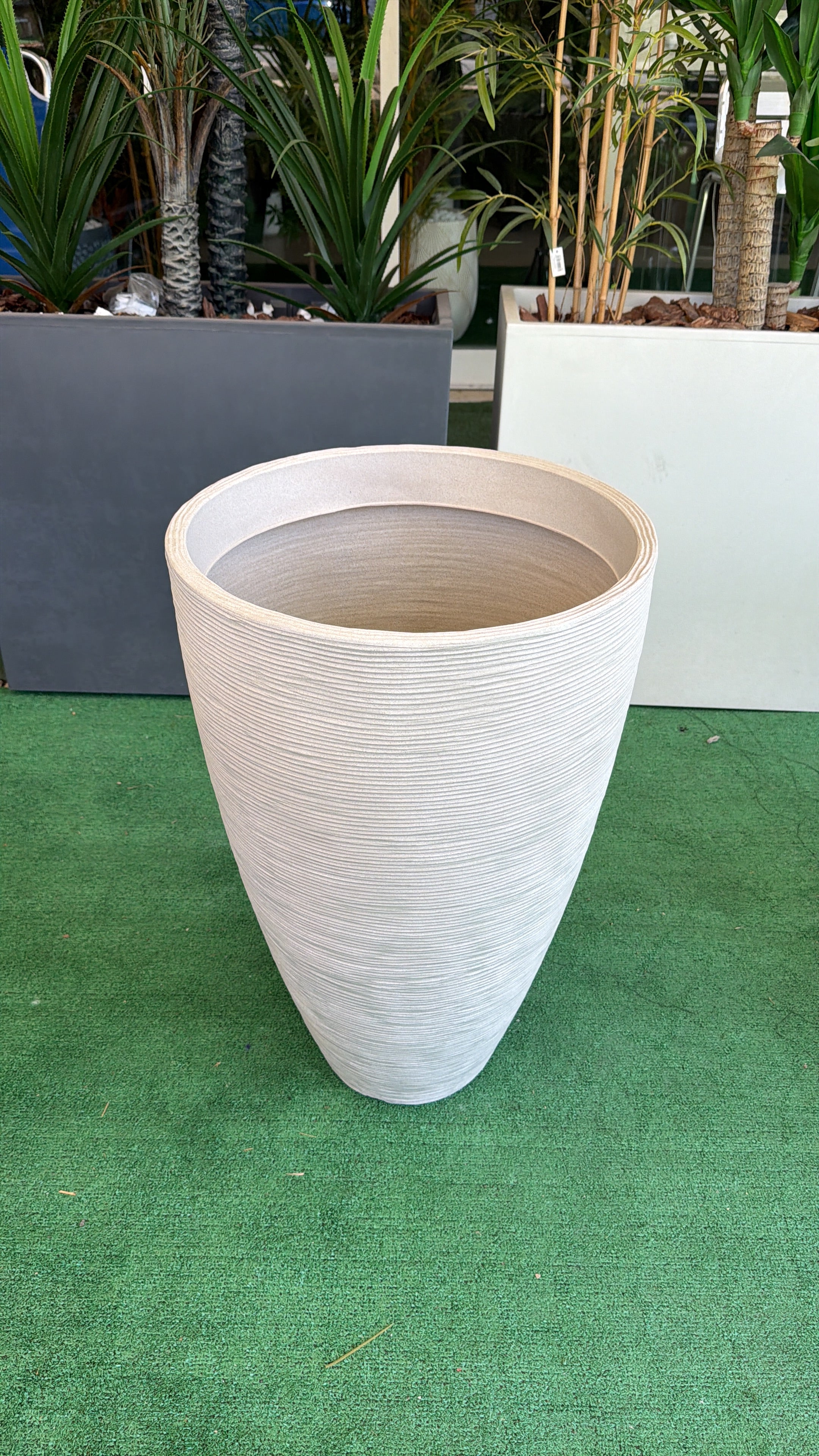Vaso Rigato Sabbia Ø45xH69 cm – Vaso Alto Moderno in Polietilene