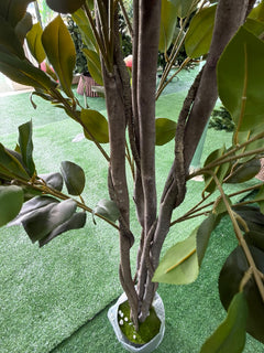 Dettaglio dei fiori rosa dell'albero artificiale