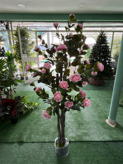 Vista completa dell'albero artificiale fiorito con vaso decorativo