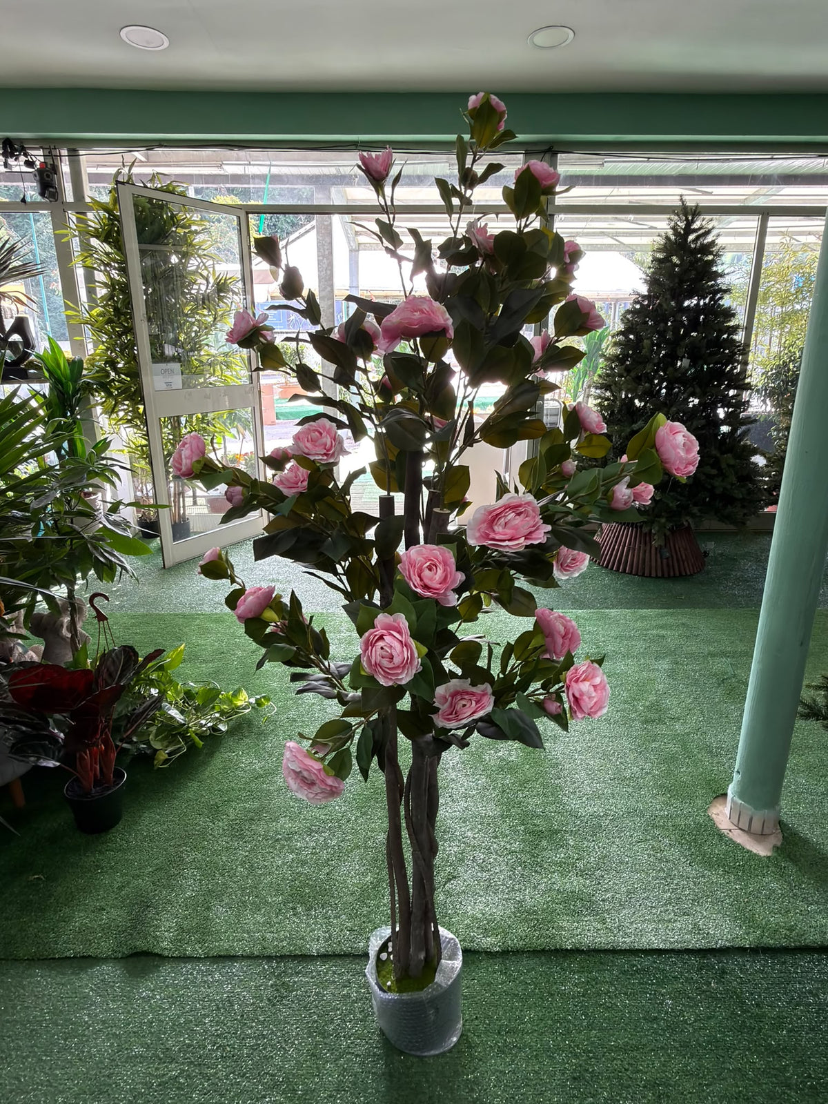 Vista completa dell'albero artificiale fiorito con vaso decorativo