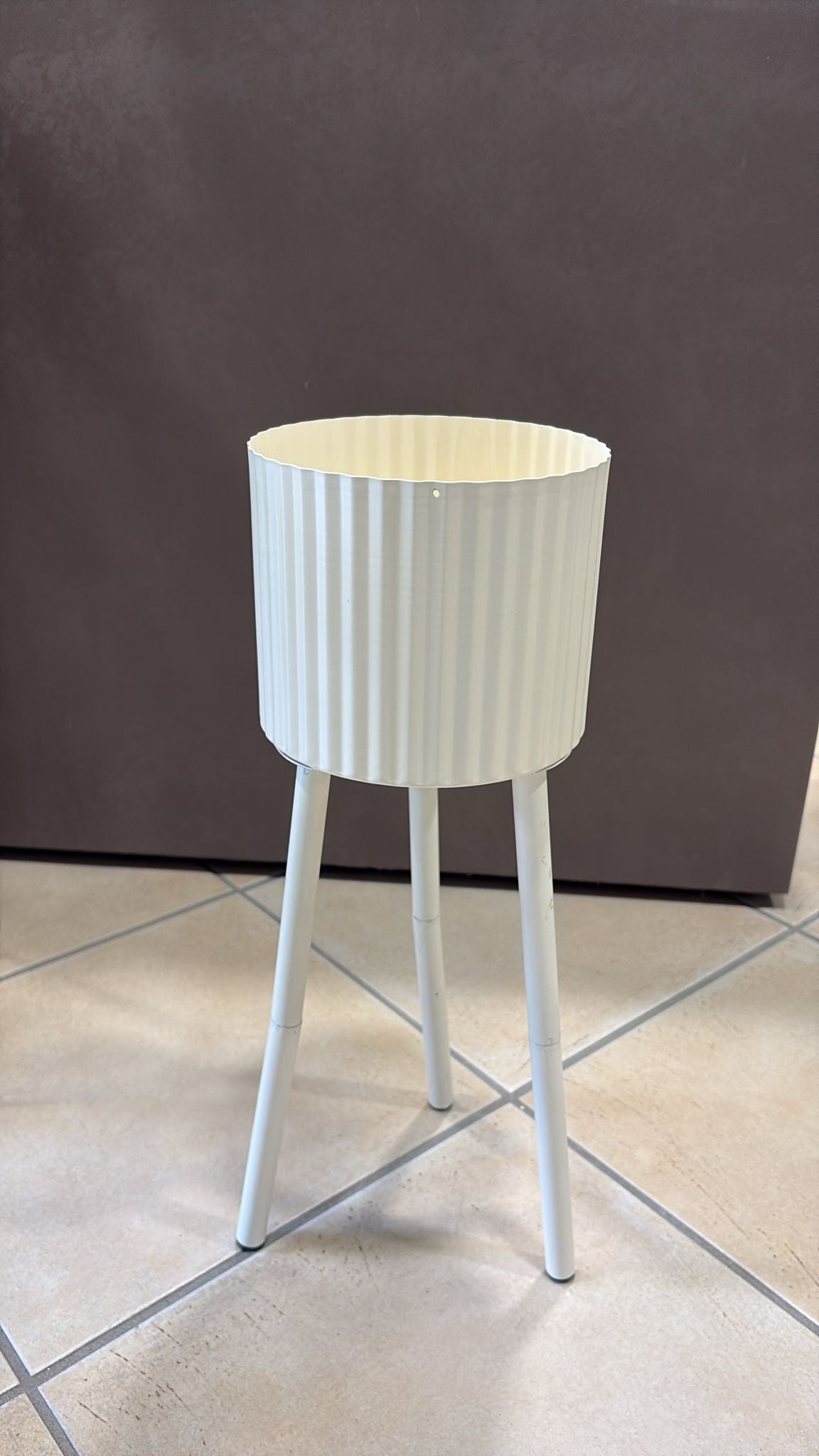 Set 2 Vasi in Metallo con Supporto – Bianco Avorio / Tortora